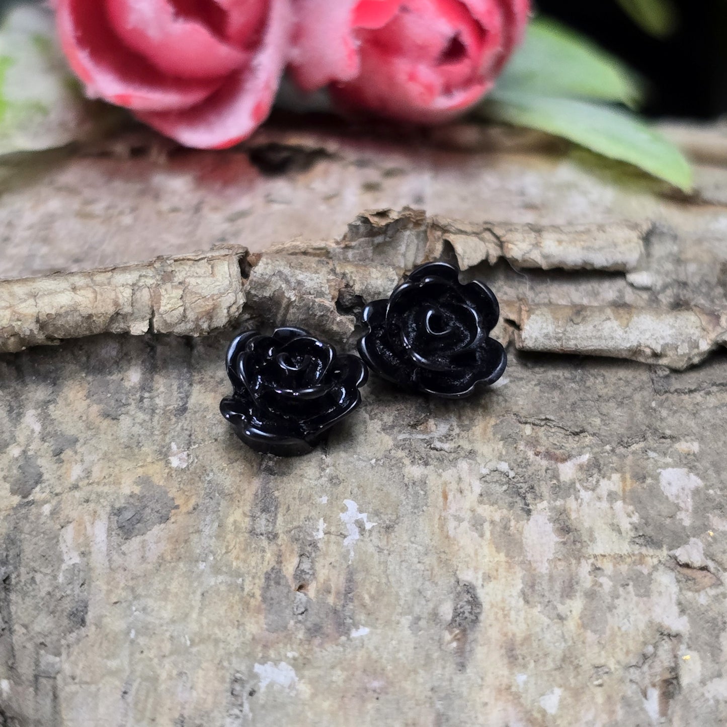 Das Bild zeigt Mini Röschen Cabochon – 8mm – Schwarz – Elegant und stilvoll für deine Schmuckkreationen 🖤🌹