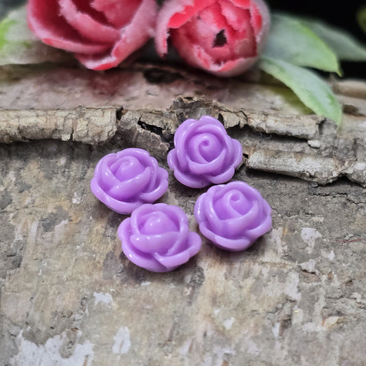 Das Bild zeigt 4 Cabochons Rose Mini – 9mm – Violett – Elegante Akzente für deine Schmuckkreationen 💜🌹
