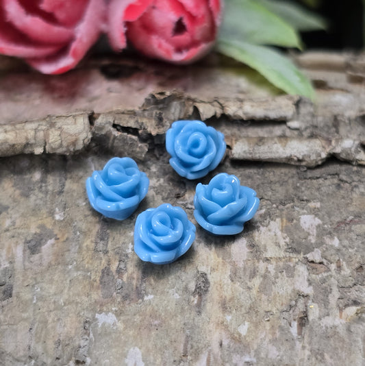 Das Bild zeigt 4 Cabochons Rose Mini – 7mm – Hellblau – Sanfte Akzente für deine Schmuckkreationen 💙🌹