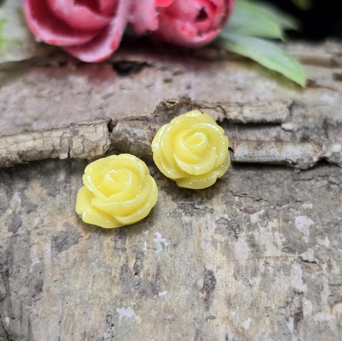 Das Bild zeigt glitzernde Röschen aus Resin – 11mm – Gelb – Strahlende Akzente für deine Schmuckkreationen ✨🌼