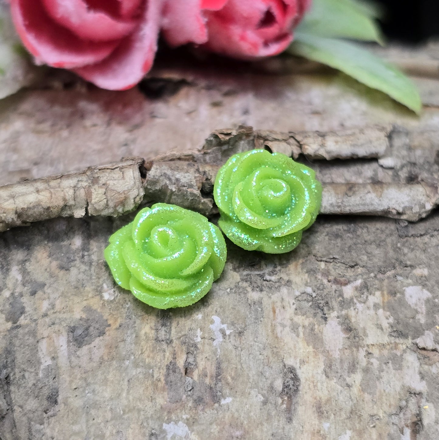 Das Bild zeigt glitzernde Röschen aus Resin – 11mm – Grün – Frische Eleganz für deine Schmuckkreationen ✨🌿