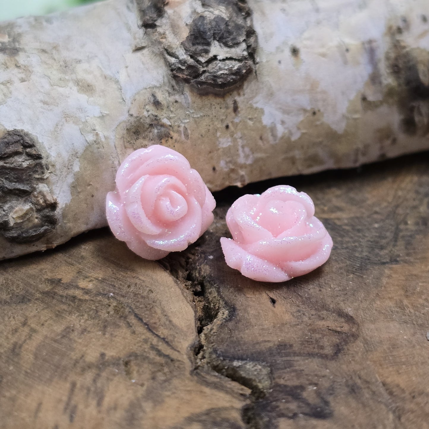 Das Bild zeigt glitzernde Röschen aus Resin – 11mm – Rosa – Perfekt für Schmuck & kreative DIY-Projekte ✨🌹