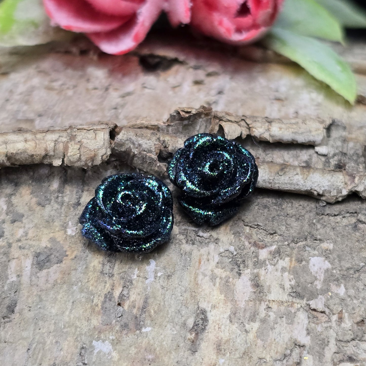 Das Bild zeigt glitzernde Röschen aus Resin – 11mm – Schwarz – Edler Glanz für deine Schmuckkreationen ✨🌹