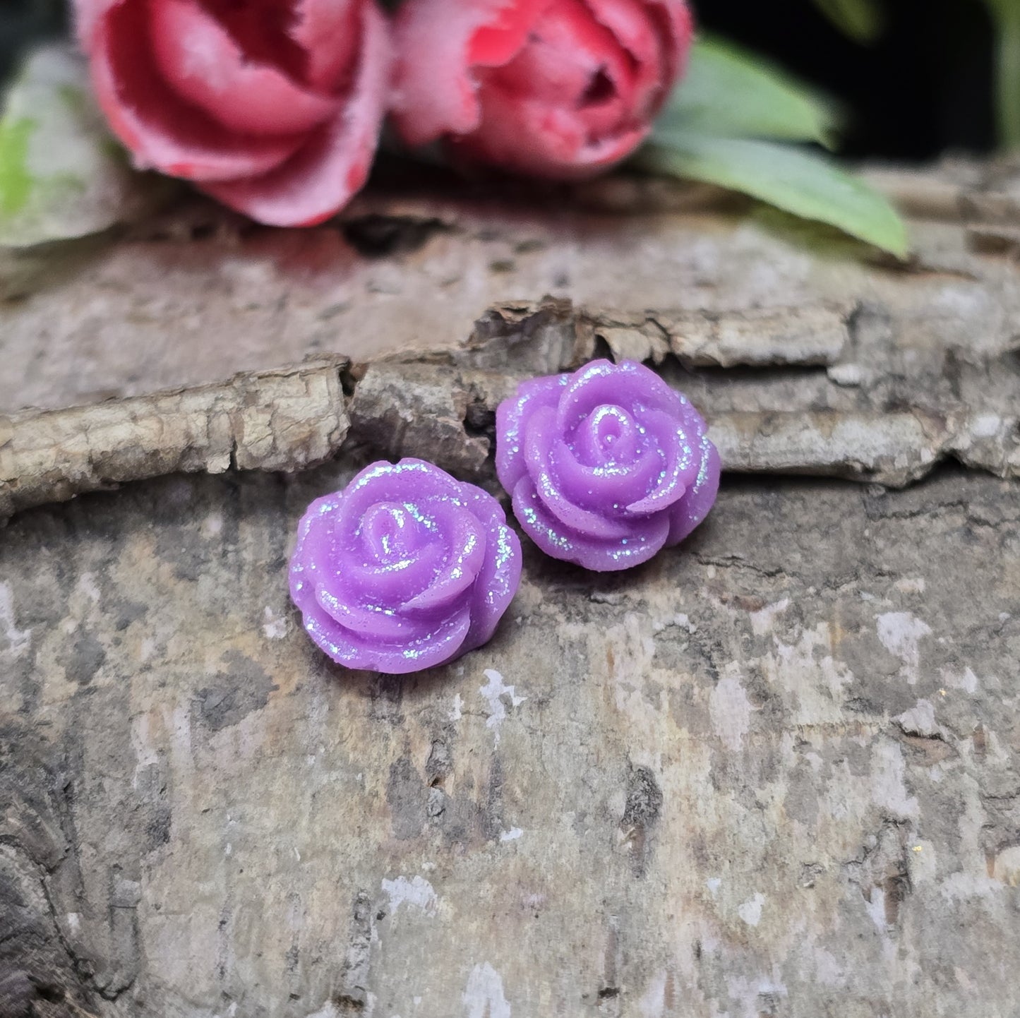 Das Bild zeigt glitzernde Röschen aus Resin – 11mm – Violett – Romantische Blüten für funkelnde Schmuckkreationen ✨💜