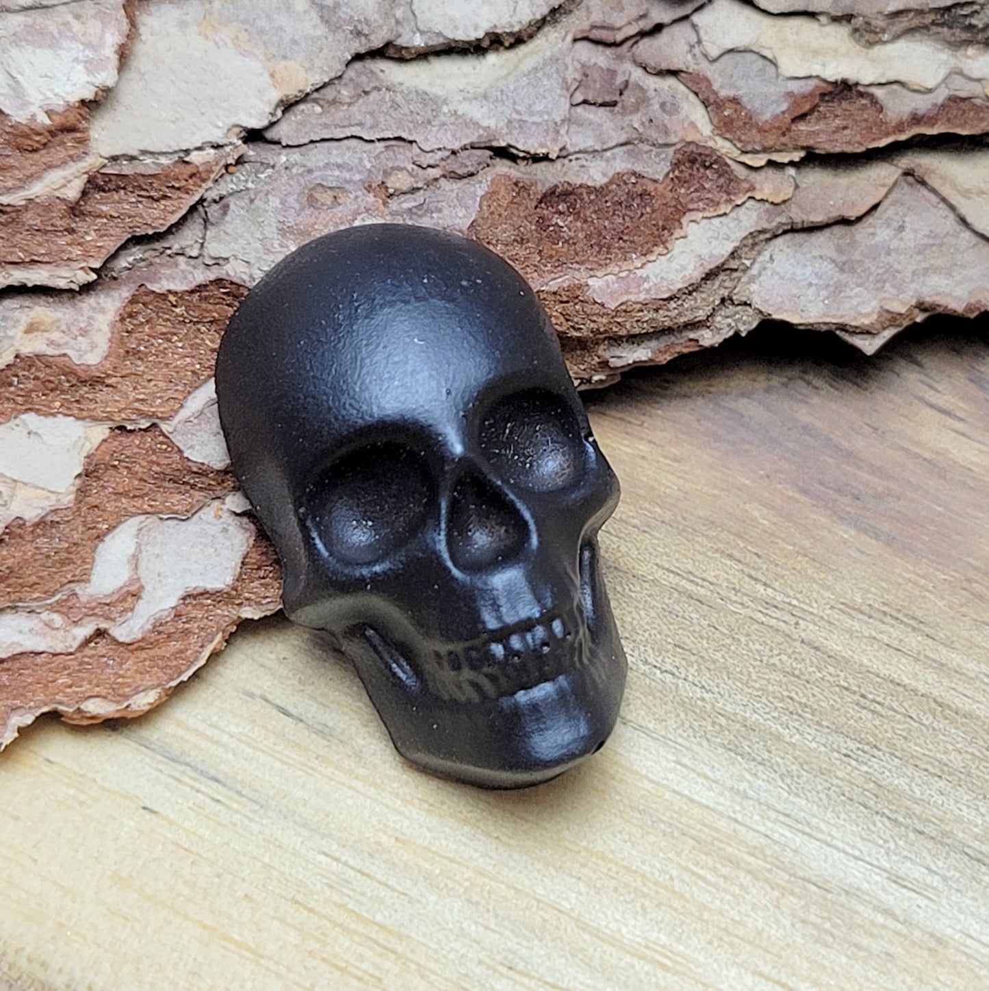 Ein handgefertigter Cabochon aus unserem Atelier in der Farbe Schwarz. Der Totenkopf wird aus Kunstharz in unserem Atelier hergestellt und anschließend mit Farbe verziert. Somit ist jeder Totenkopf ein Unikat. Das bedeutet auch, dass der gelieferte Artikel von dem auf dem Bild optisch abweichen kann.