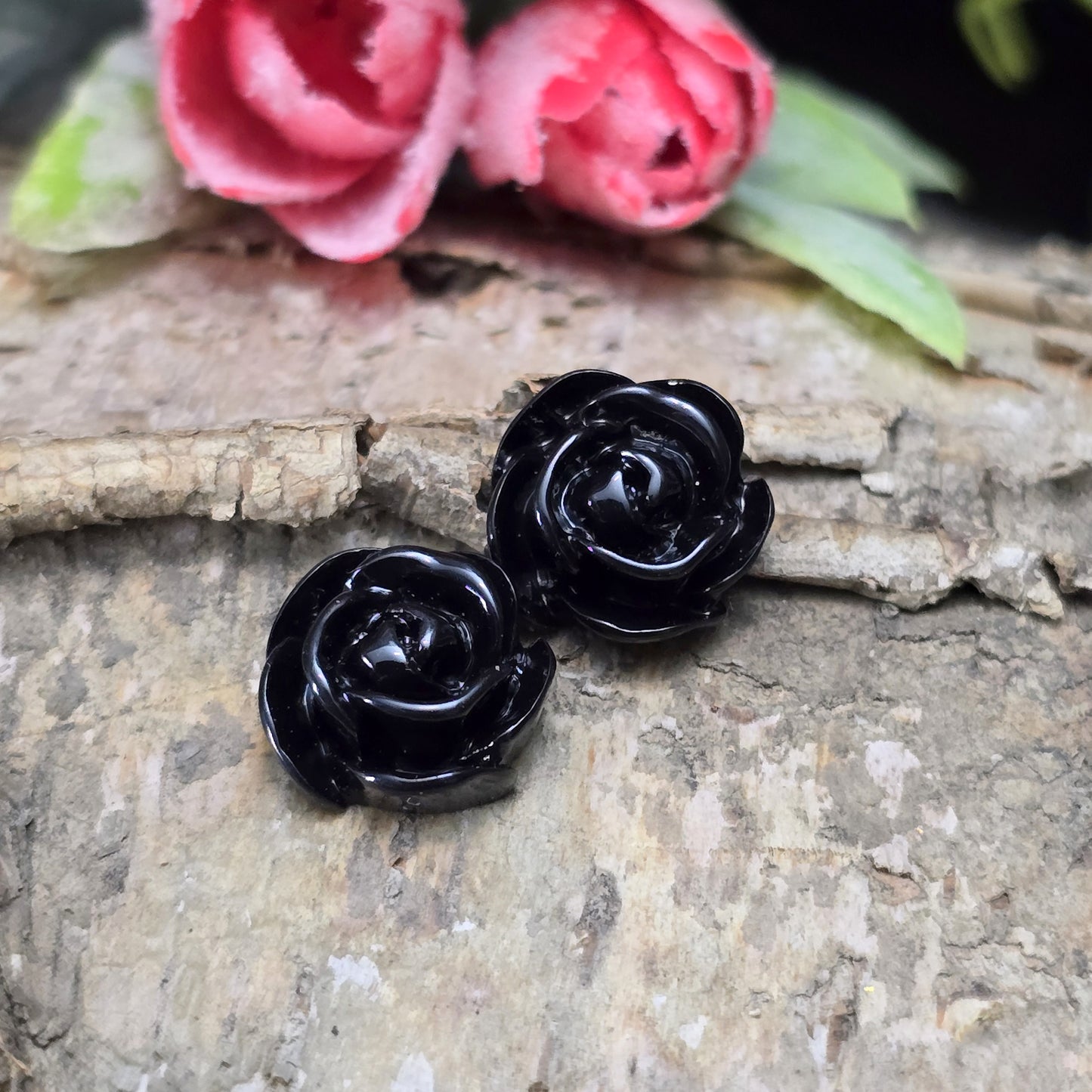 Das Bild zeigt Cabochons Rose – 13mm – Schwarz – Eleganz für deine Schmuckkreationen 🖤🌹