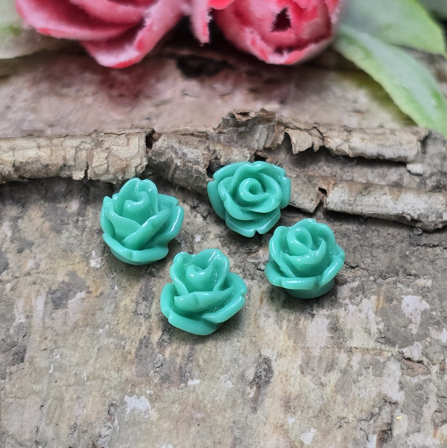 Das Bild zeigt 4 Cabochons Rose Mini – 7mm – Türkis – Frische Akzente für deine Schmuckkreationen 💙🌹