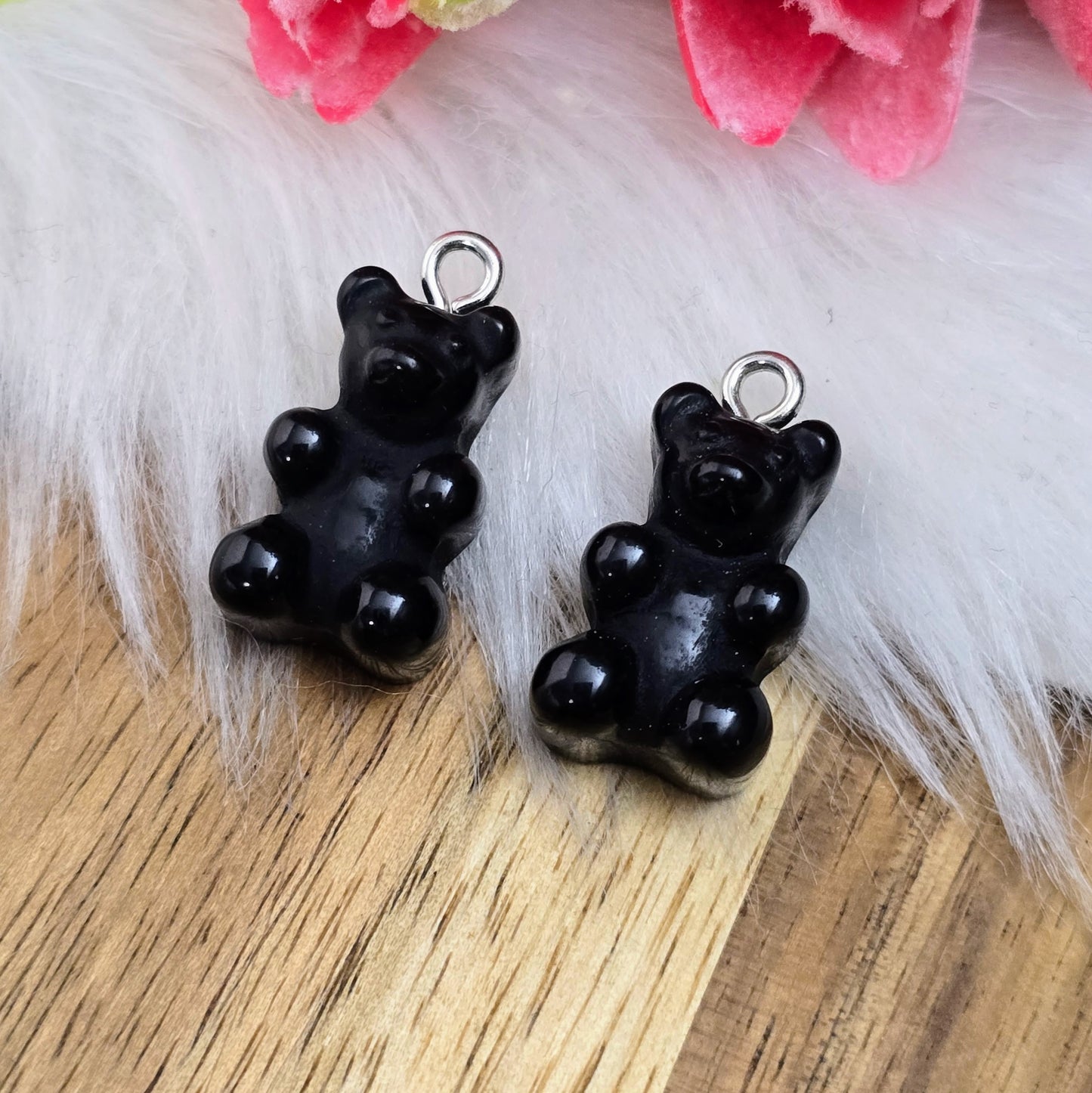 2 schwarze Resin-Bärchen mit silberner Öse – 20 mm – ideal für Ketten, Armbänder & Ohrringe. Süße Anhänger für Deine DIY-Schmuckideen.