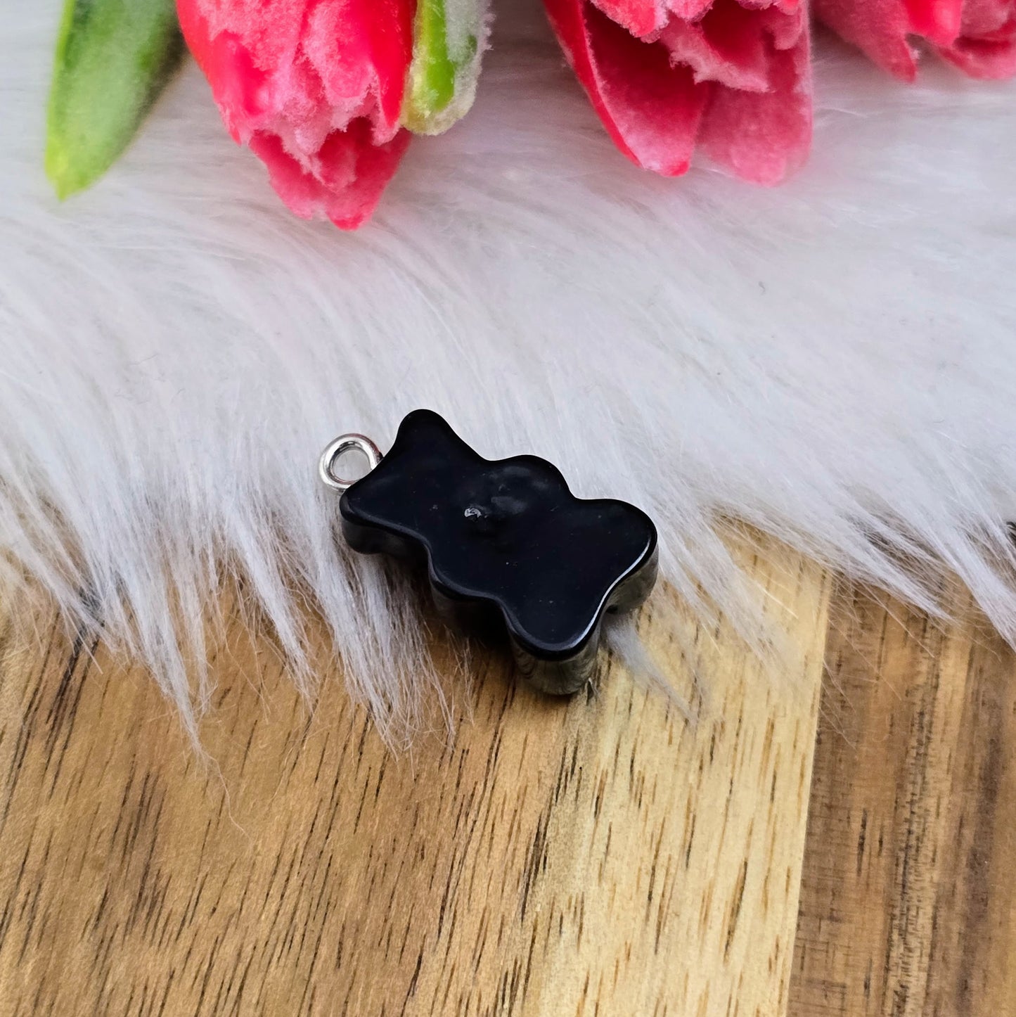 2 schwarze Resin-Bärchen mit silberner Öse – 20 mm – ideal für Ketten, Armbänder & Ohrringe. Süße Anhänger für Deine DIY-Schmuckideen.