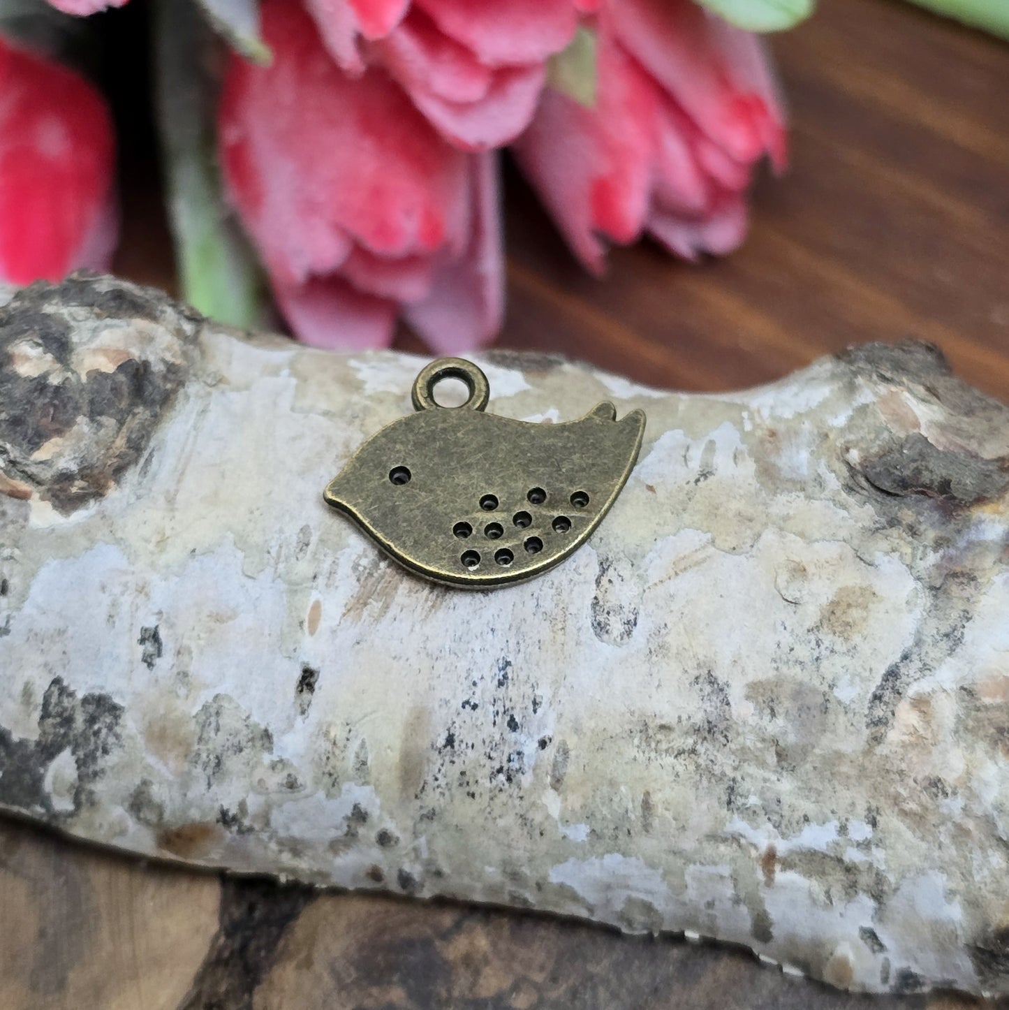 Das Bild zeigt kleine Anhänger Vögelchen in antik bronzefarbig - 13mm. Eignen sich hervorragend für die Schmuckfertigung, für Ohrringe, Ketten und Bettelarmbänder.