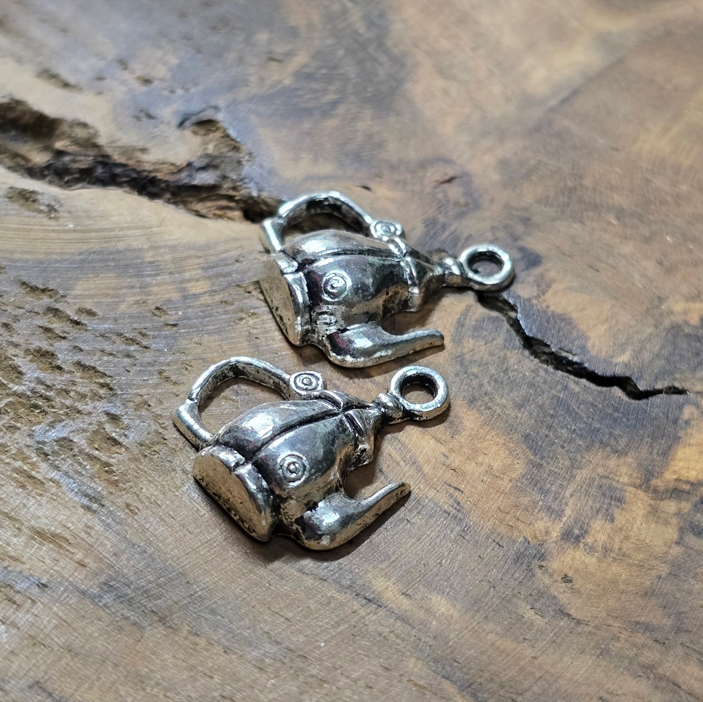 4 orientalische Kaffeekannen-Anhänger in Antik-Silber, ca. 19,3 mm – ideal für Schmuck, Charms, Ketten oder Taschenbaumler.