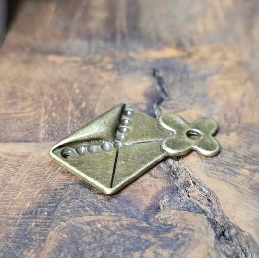 2 Anhänger in Brief-Form mit Blume, antik bronzefarbig – romantisches Schmuckzubehör für Ketten, Armbänder, Schlüsselanhänger & DIY-Projekte.