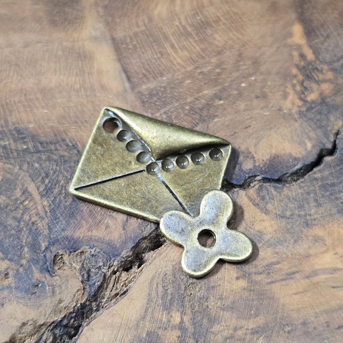 2 Anhänger in Brief-Form mit Blume, antik bronzefarbig – romantisches Schmuckzubehör für Ketten, Armbänder, Schlüsselanhänger & DIY-Projekte.