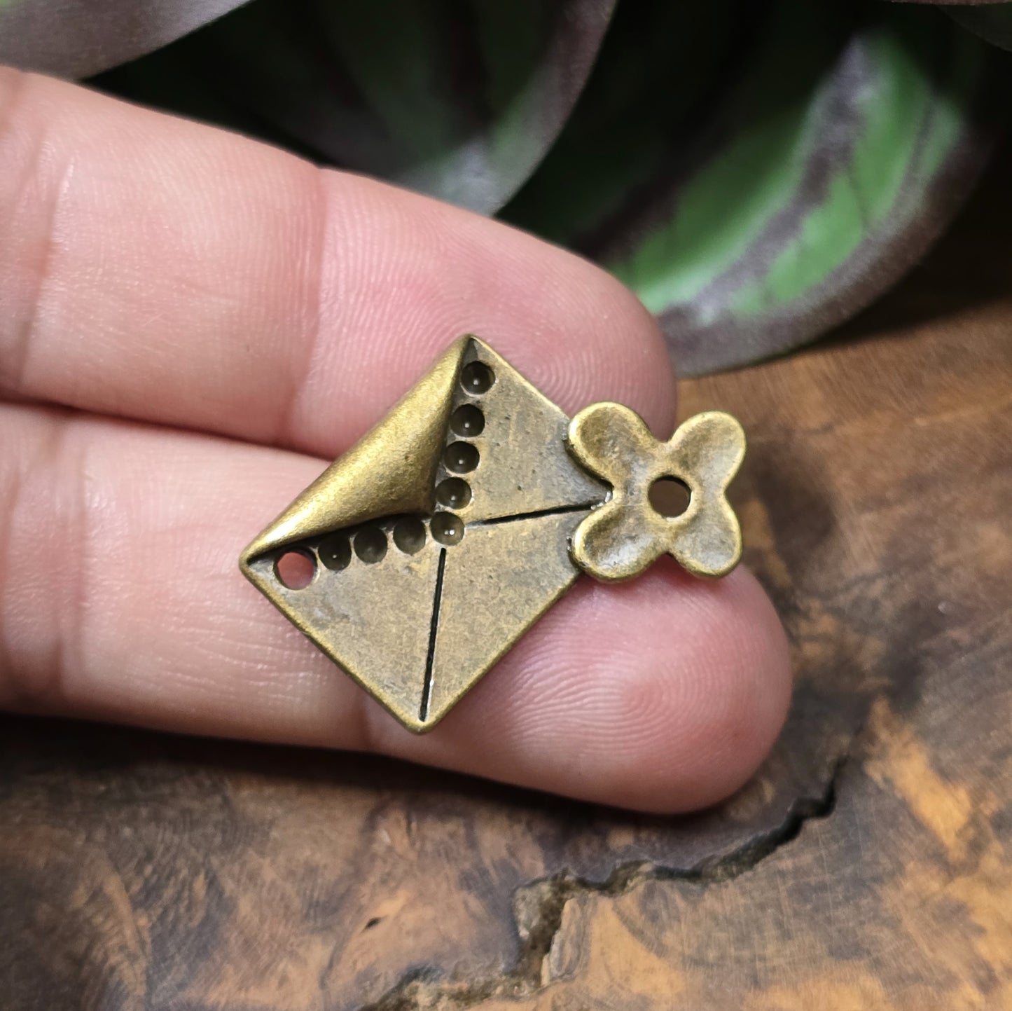 2 Anhänger in Brief-Form mit Blume, antik bronzefarbig – romantisches Schmuckzubehör für Ketten, Armbänder, Schlüsselanhänger & DIY-Projekte.