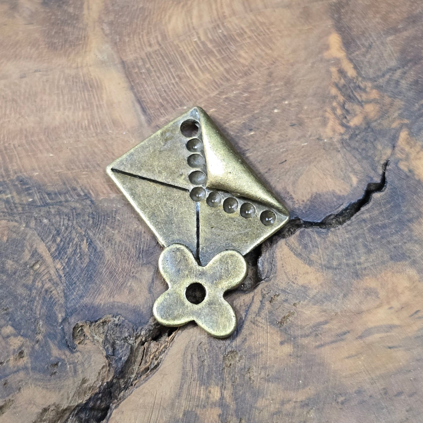 2 Anhänger in Brief-Form mit Blume, antik bronzefarbig – romantisches Schmuckzubehör für Ketten, Armbänder, Schlüsselanhänger & DIY-Projekte.