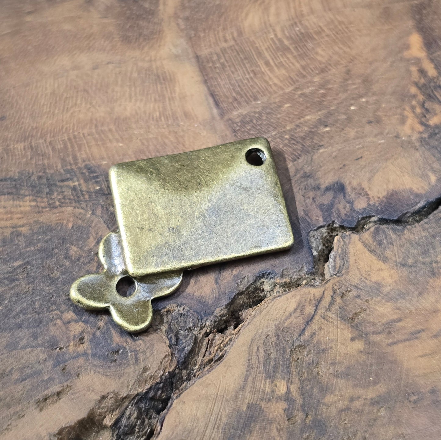 2 Anhänger in Brief-Form mit Blume, antik bronzefarbig – romantisches Schmuckzubehör für Ketten, Armbänder, Schlüsselanhänger & DIY-Projekte.