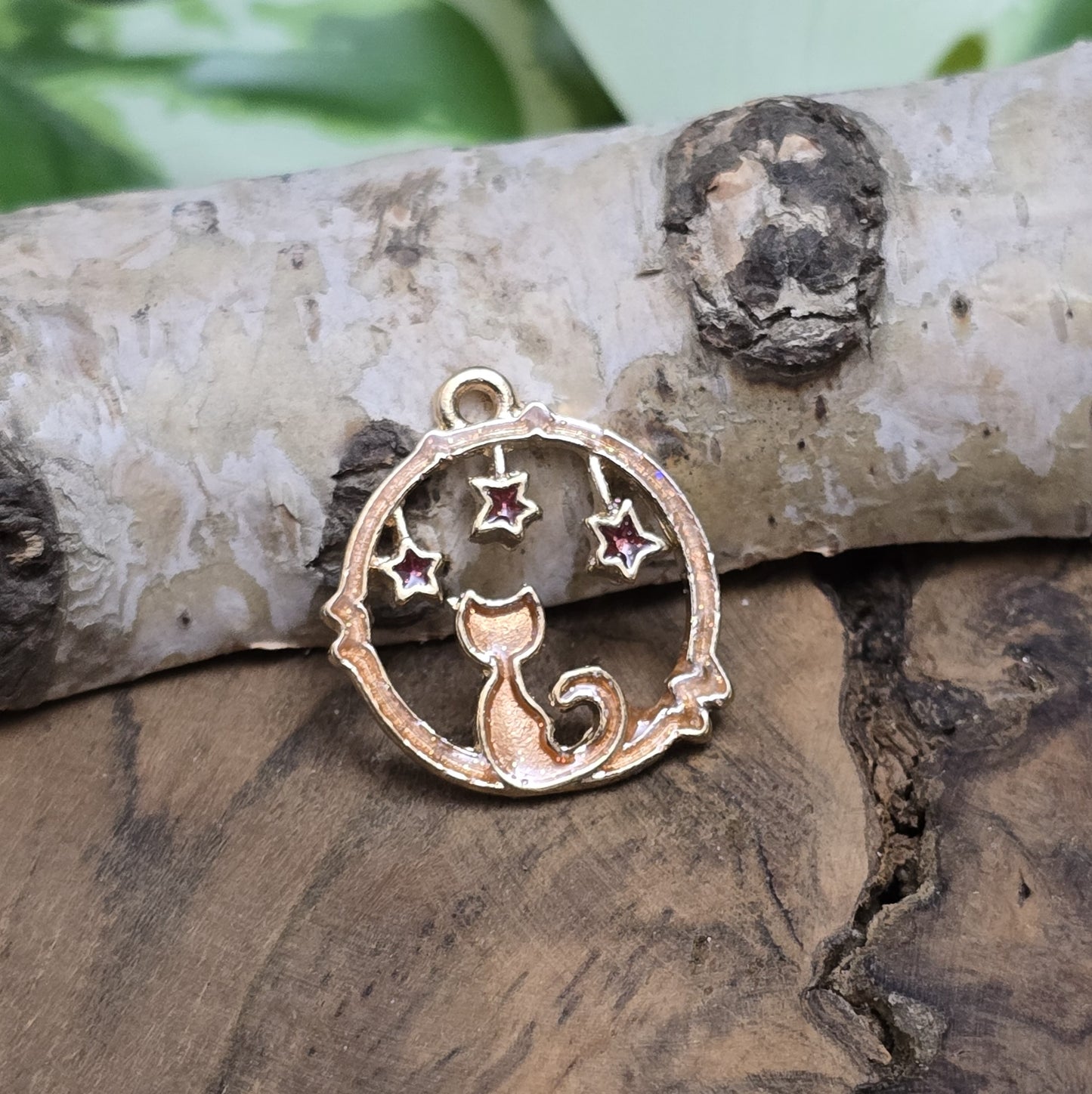 Diese charmanten goldfarbenen Anhänger (21mm) mit einer glitzernden apricotfarbenen Katze und roten Sternen verleihen deinen Schmuck- und Bastelprojekten eine besondere Note. Die Kombination aus warmem Apricot, leuchtenden Sternen und goldfarbener Fassung macht diese Anhänger zu einem echten Blickfang – ideal für individuelle Ketten, Armbänder oder Ohrringe!