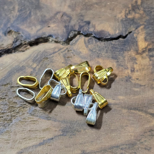 20 Anhängerösen im Mix: 10 vergoldet, 10 versilbert. Glänzendes Schmuck-Material (7,1 mm) für DIY-Projekte. Ideal, um Anhänger sicher an Ketten oder Armbändern zu befestigen.