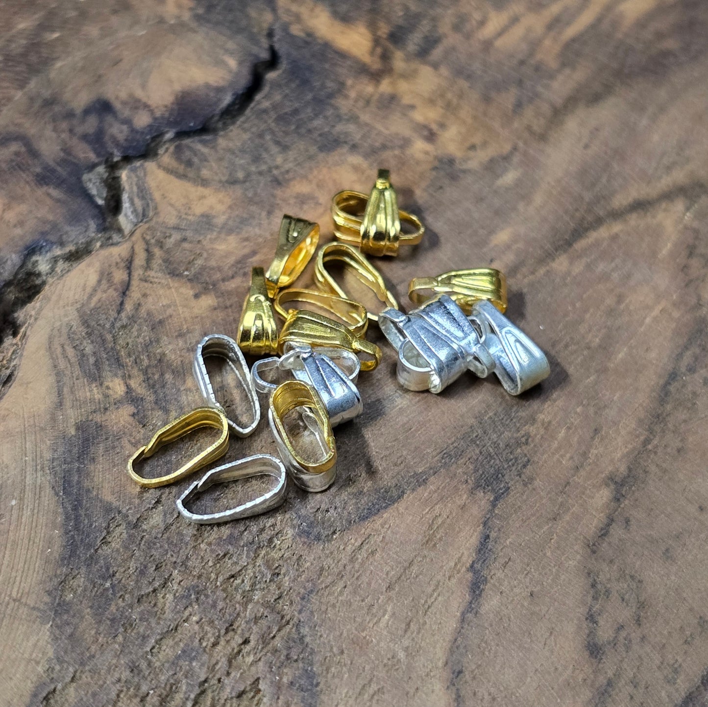 20 Anhängerösen im Mix: 10 vergoldet, 10 versilbert. Glänzendes Schmuck-Material (7,1 mm) für DIY-Projekte. Ideal, um Anhänger sicher an Ketten oder Armbändern zu befestigen.