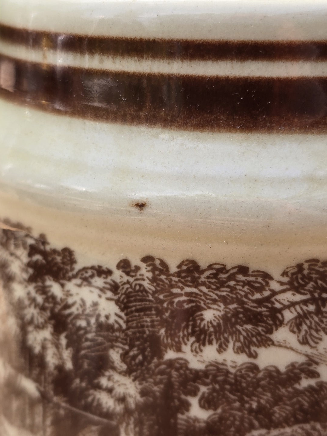 Detail von braunem Randdekor, Glasur und kleinen Gebrauchsspuren am Porzellan Bierkrug