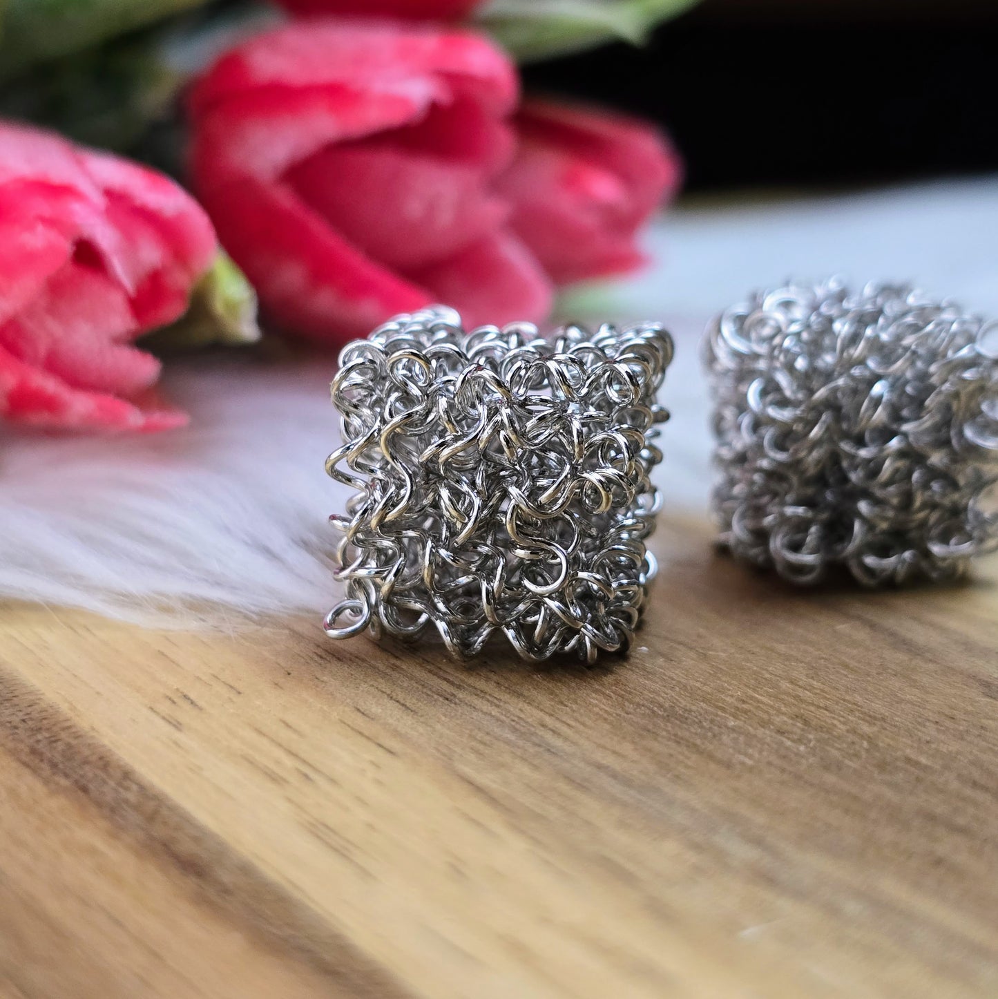 2 silberfarbene Drahtperlen in Würfelform – handgewickelt & durchlässig – perfekt für DIY-Schmuck, Ketten oder Deko – ca. 15 x 15 mm, kein Fädelloch erforderlich