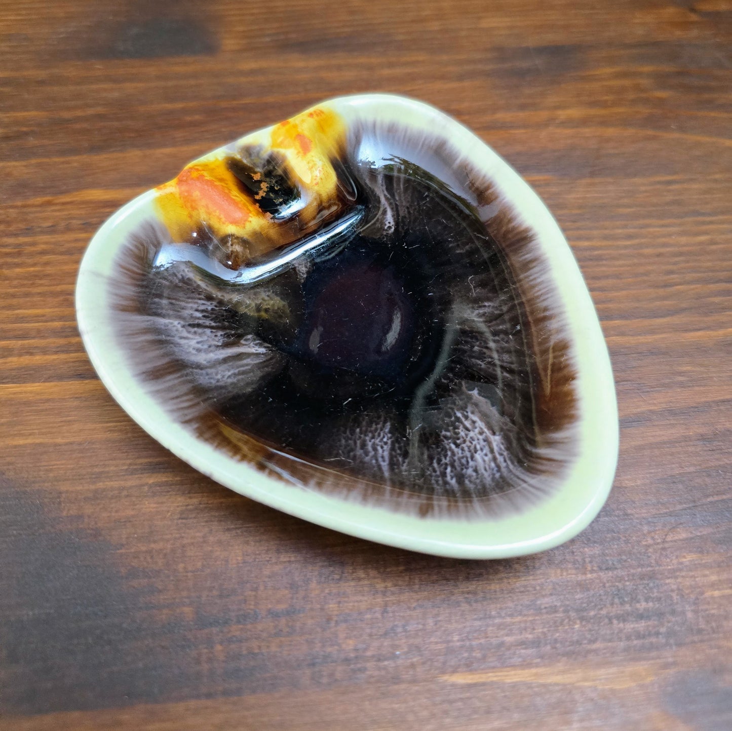 Drei Vintage Aschenbecher von Jasba in Herzform mit braun-beiger Laufglasur – stilvoll & funktional, ca. 1950er – im sehr guten Zustand.