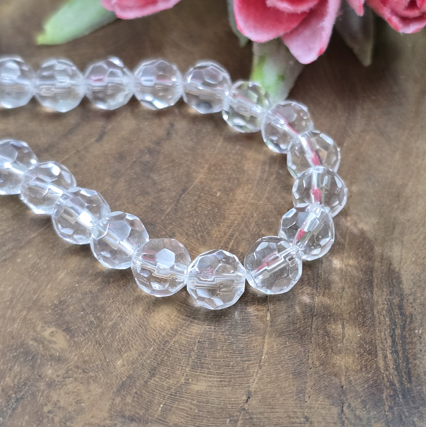 Transparent farblose Glasperlen mit facettierter Oberfläche – Perfekt für dezente Schmuckstücke
Diese eleganten Glasperlen in milchig weißer Optik überzeugen mit ihrer facettierten Oberfläche. Hergestellt im Pressverfahren, funkeln sie zwar nicht wie böhmische oder österreichische Kristallglasperlen, aber sie bieten dennoch einen dezenten Schimmer, der das Licht bei jeder Bewegung sanft reflektiert. Ideal für Schmuckdesigns, die subtil und dennoch stilvoll wirken sollen.