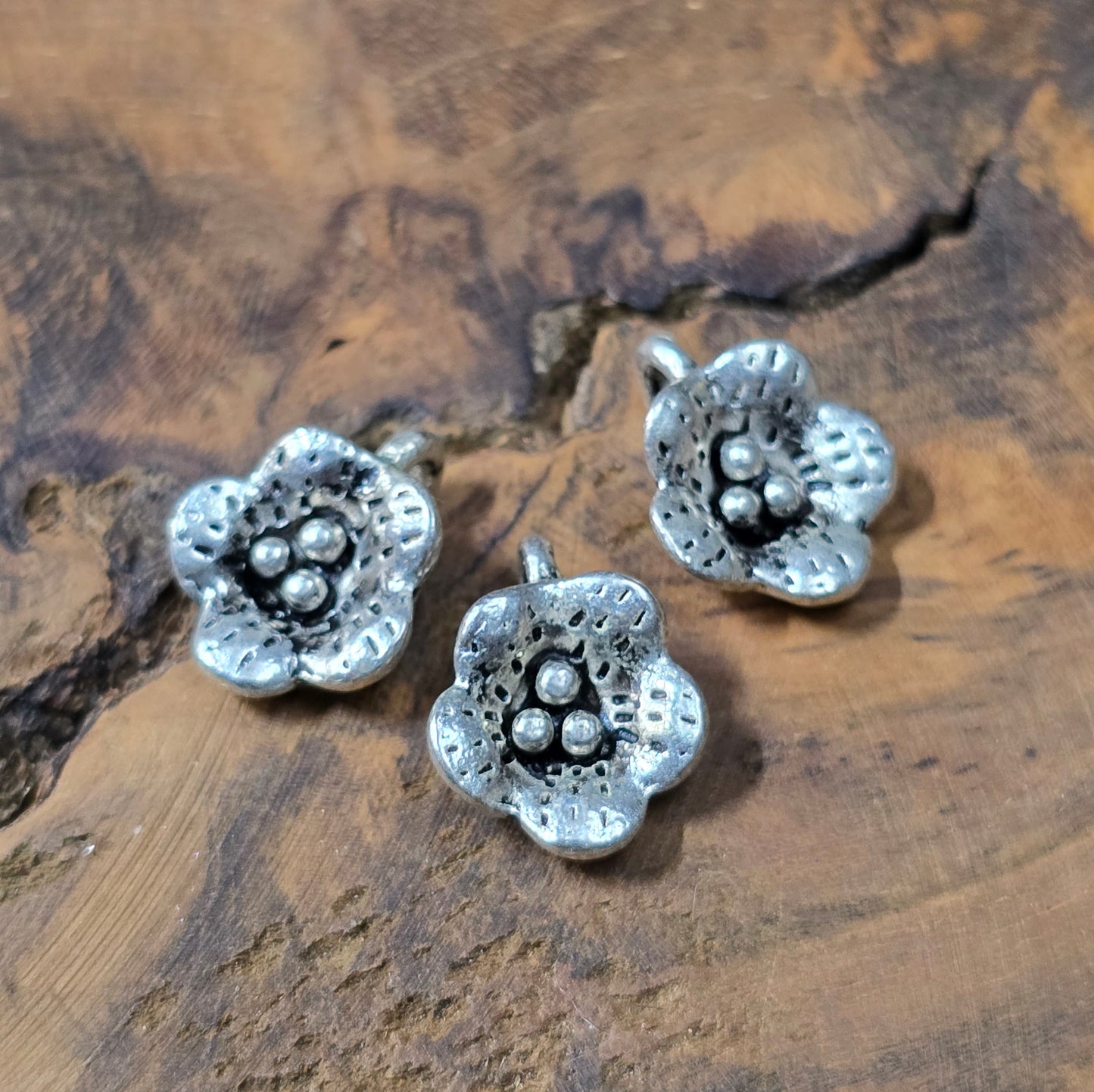 6 filigrane Anhänger in Kirschblütenform, antik silberfarbig. Perfekt für Trachtenschmuck, Charivari, Armbänder und Vintage-Designs.