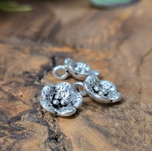 6 filigrane Anhänger in Kirschblütenform, antik silberfarbig. Perfekt für Trachtenschmuck, Charivari, Armbänder und Vintage-Designs.