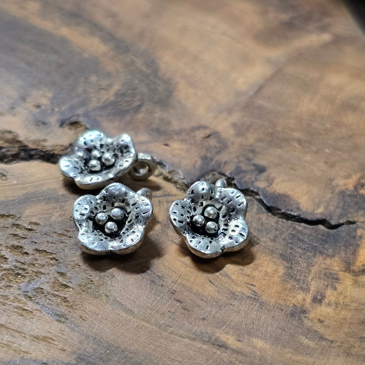6 filigrane Anhänger in Kirschblütenform, antik silberfarbig. Perfekt für Trachtenschmuck, Charivari, Armbänder und Vintage-Designs.