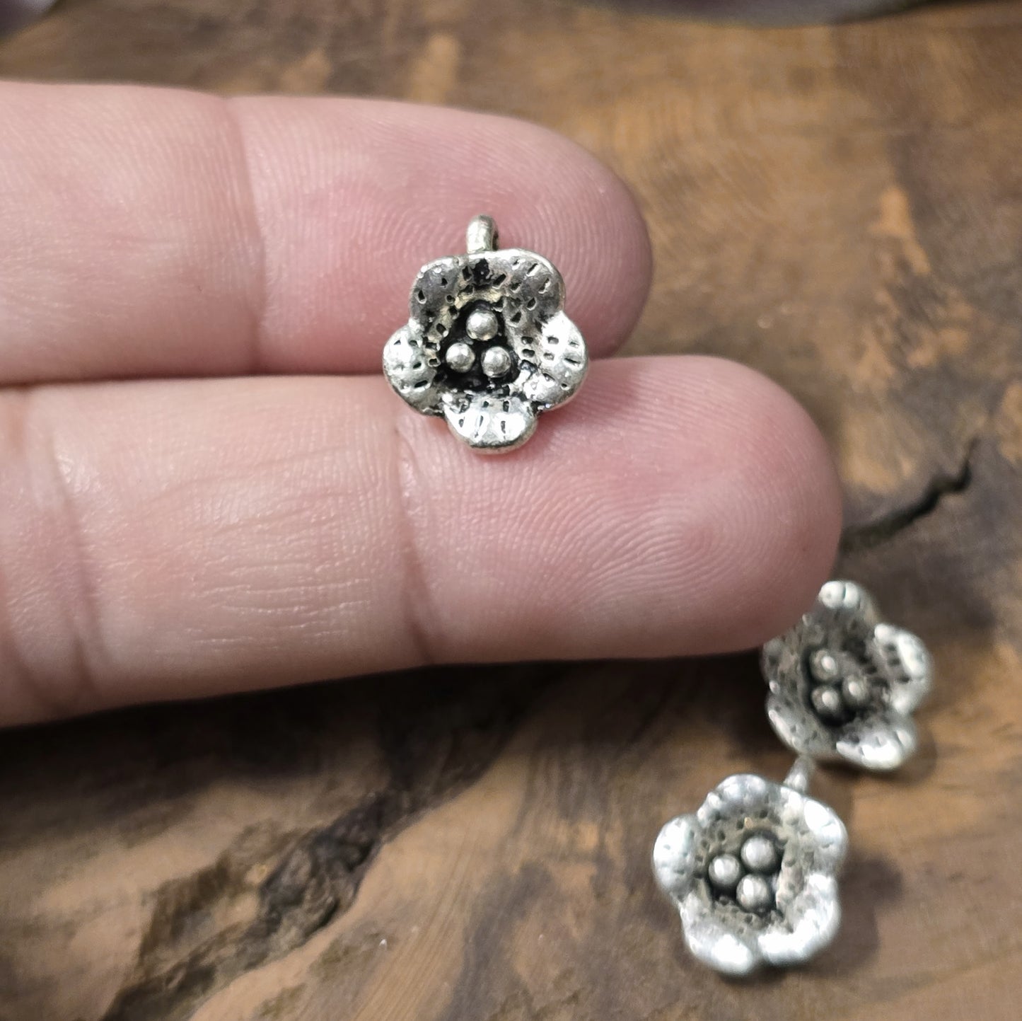 6 filigrane Anhänger in Kirschblütenform, antik silberfarbig. Perfekt für Trachtenschmuck, Charivari, Armbänder und Vintage-Designs.