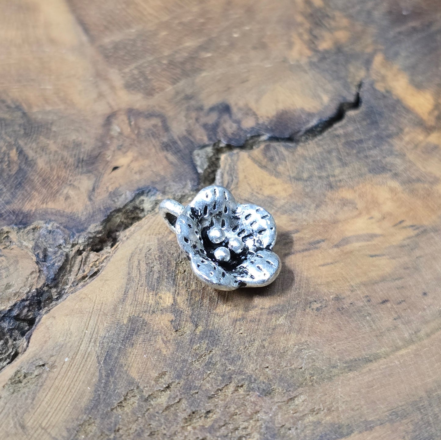 6 filigrane Anhänger in Kirschblütenform, antik silberfarbig. Perfekt für Trachtenschmuck, Charivari, Armbänder und Vintage-Designs.