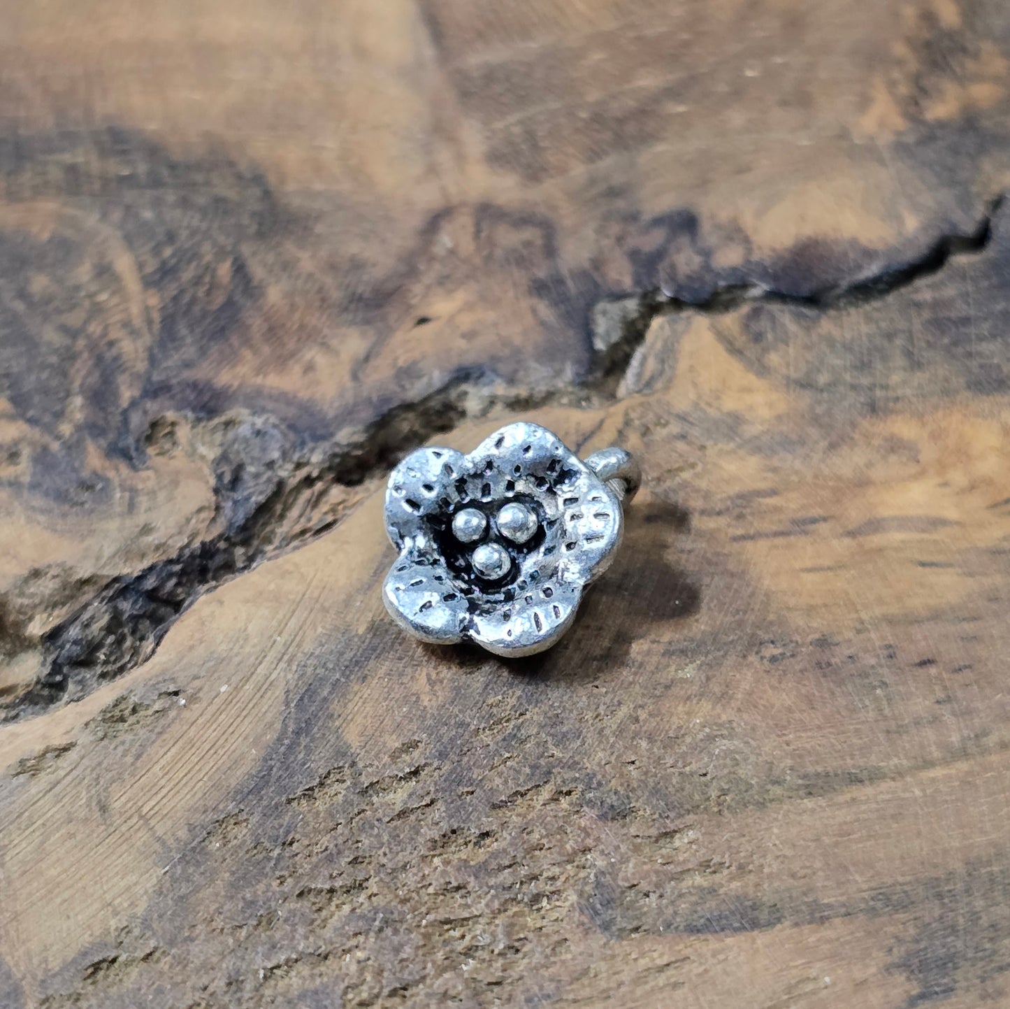 6 filigrane Anhänger in Kirschblütenform, antik silberfarbig. Perfekt für Trachtenschmuck, Charivari, Armbänder und Vintage-Designs.