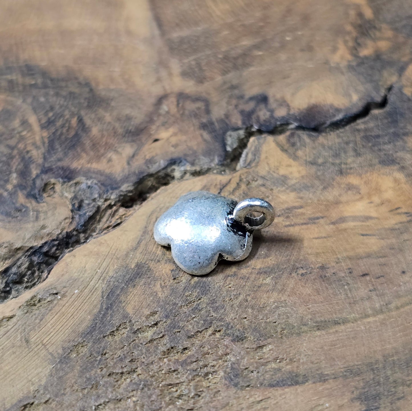 6 filigrane Anhänger in Kirschblütenform, antik silberfarbig. Perfekt für Trachtenschmuck, Charivari, Armbänder und Vintage-Designs.