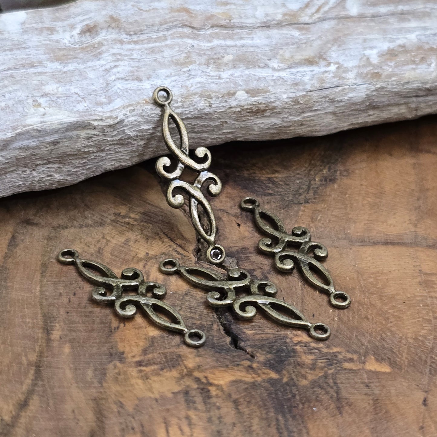 2 filigrane Schmuckverbinder in Antik Bronze, 29 mm – ideal für Ketten, Armbänder & Fantasy-Designs. Dein Vintage-Look zum Selbermachen.