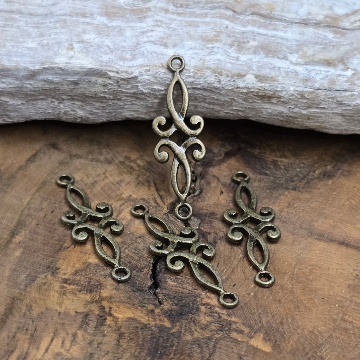 2 filigrane Schmuckverbinder in Antik Bronze, 29 mm – ideal für Ketten, Armbänder & Fantasy-Designs. Dein Vintage-Look zum Selbermachen.