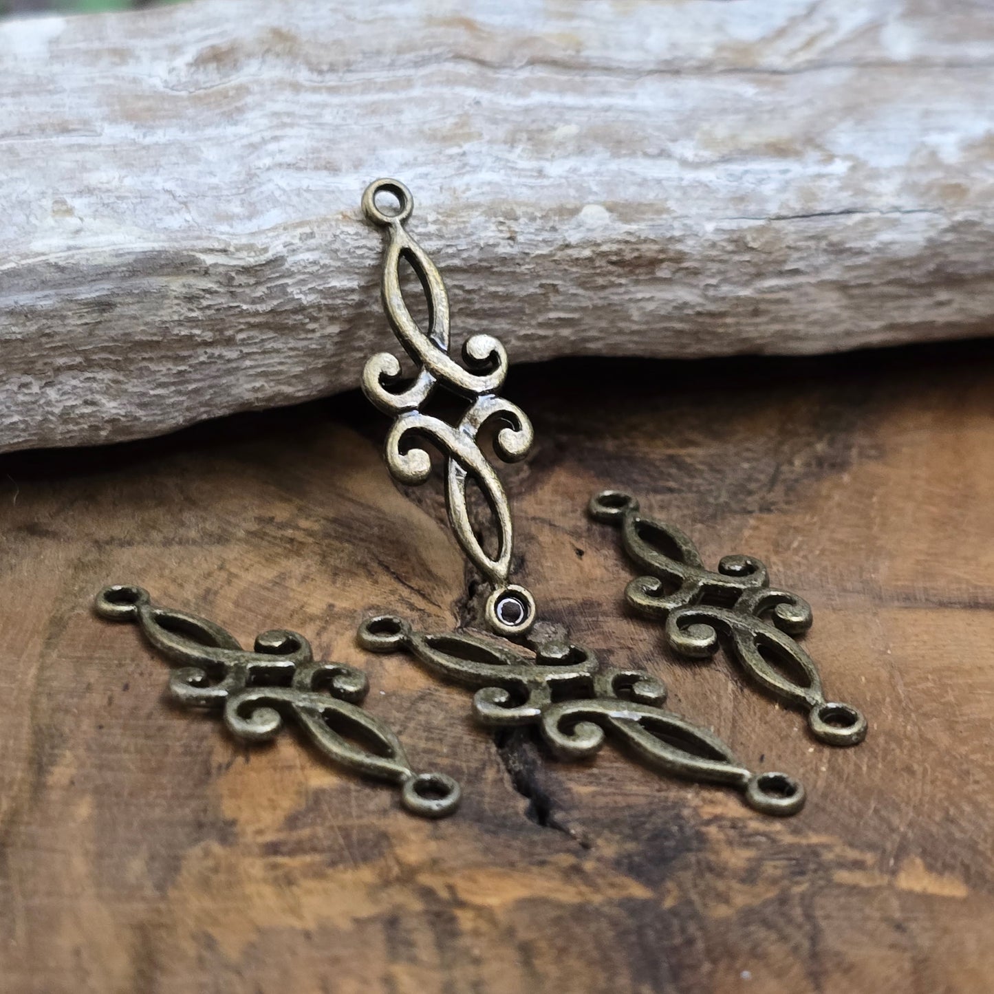 2 filigrane Schmuckverbinder in Antik Bronze, 29 mm – ideal für Ketten, Armbänder & Fantasy-Designs. Dein Vintage-Look zum Selbermachen.