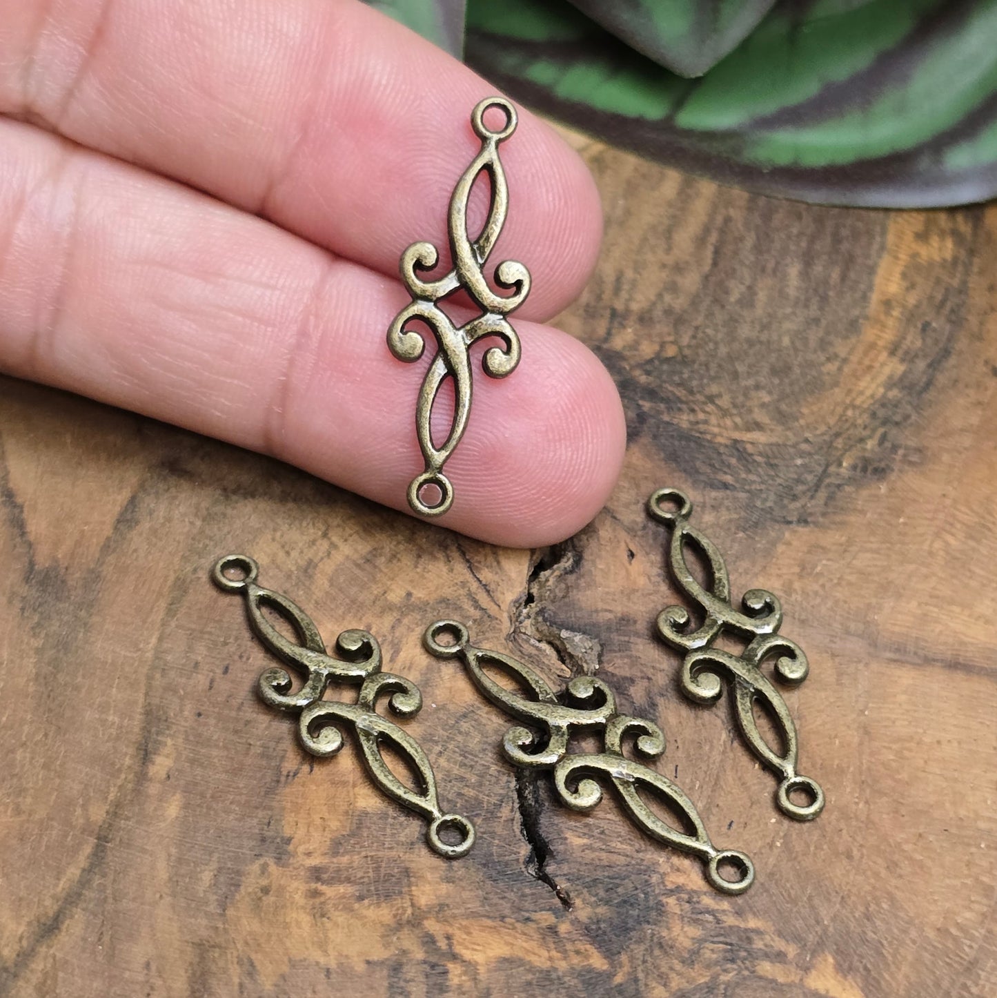 2 filigrane Schmuckverbinder in Antik Bronze, 29 mm – ideal für Ketten, Armbänder & Fantasy-Designs. Dein Vintage-Look zum Selbermachen.