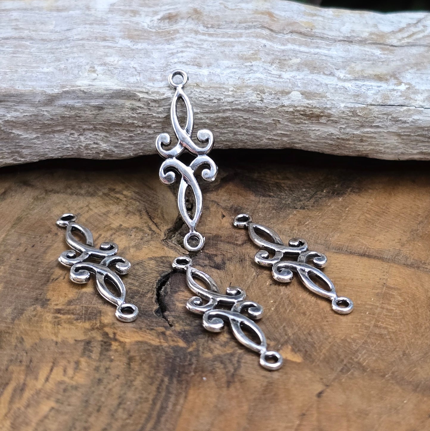 4 filigrane Schmuckverbinder in Antik Silber, 29 mm – ideal für Ketten, Elfen- & LARP-Schmuck. Leicht & stilvoll für kreative DIY-Projekte.