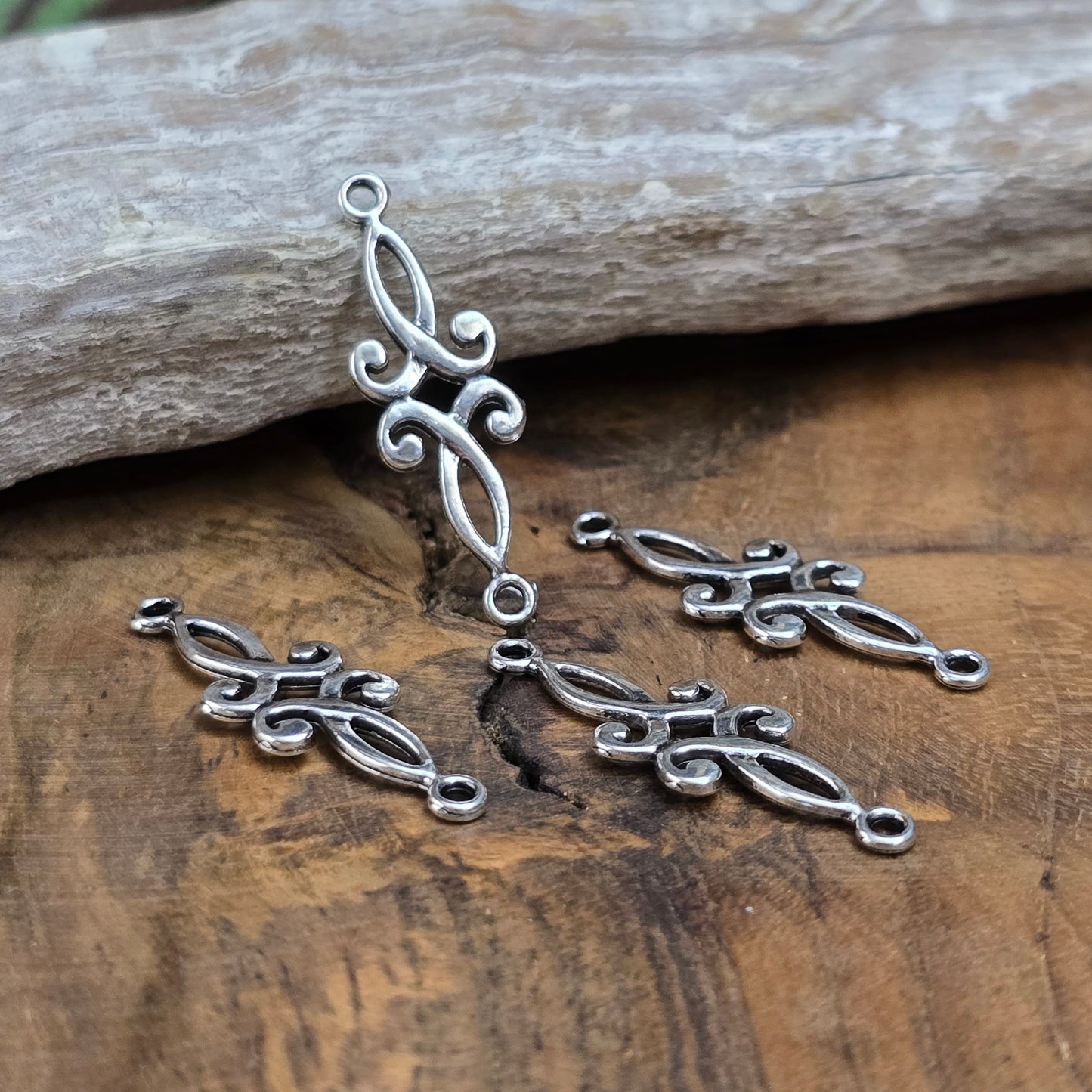 4 filigrane Schmuckverbinder in Antik Silber, 29 mm – ideal für Ketten, Elfen- & LARP-Schmuck. Leicht & stilvoll für kreative DIY-Projekte.