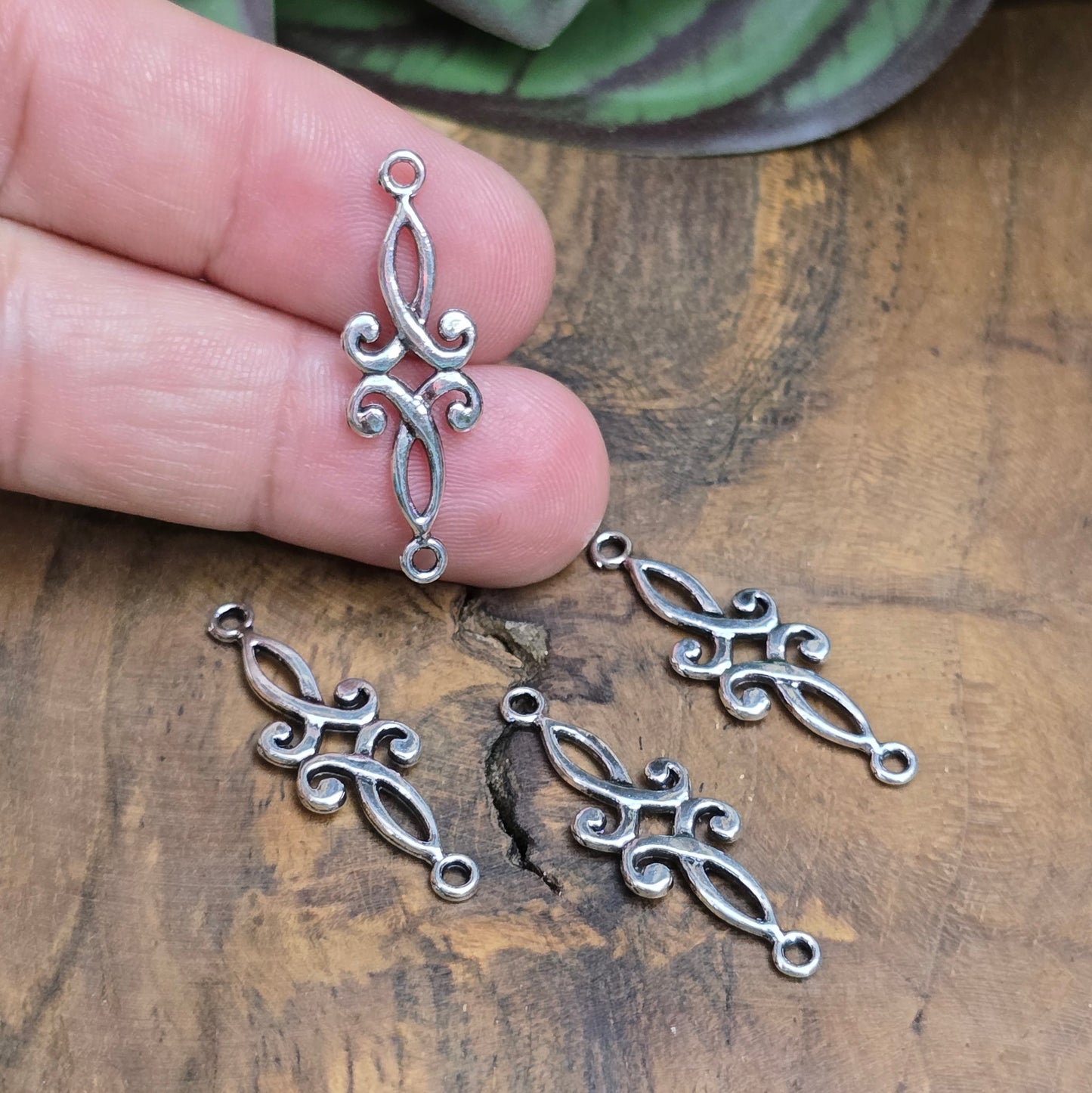 4 filigrane Schmuckverbinder in Antik Silber, 29 mm – ideal für Ketten, Elfen- & LARP-Schmuck. Leicht & stilvoll für kreative DIY-Projekte.