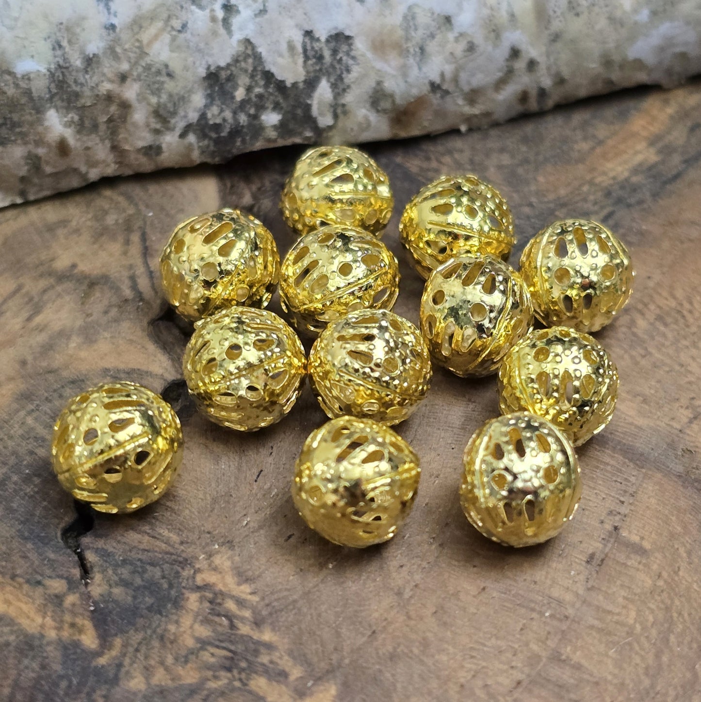 Diese leichten, filigranen Metallperlen sind perfekt für die Schmuckherstellung. Sie setzen schöne Farbakzente zwischen Glas- oder Edelsteinperlen, lockern das Design auf und verleihen deinem Schmuck eine elegante Leichtigkeit.