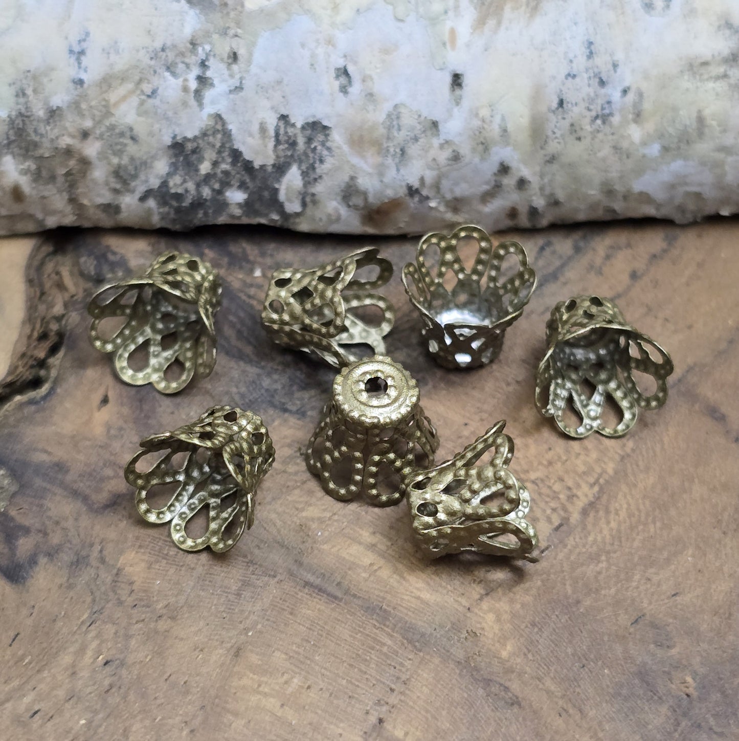 Mit diesen filigranen Perlenkappen verleihst du Schmuckstücken eine elegante Note und zusätzliche Stabilität. Perfekt für Ohrringe, Armbänder, Halsketten und Anhänger. Sie veredeln Perlen und eröffnen vielseitige Möglichkeiten für kreative Designs und Reparaturen.