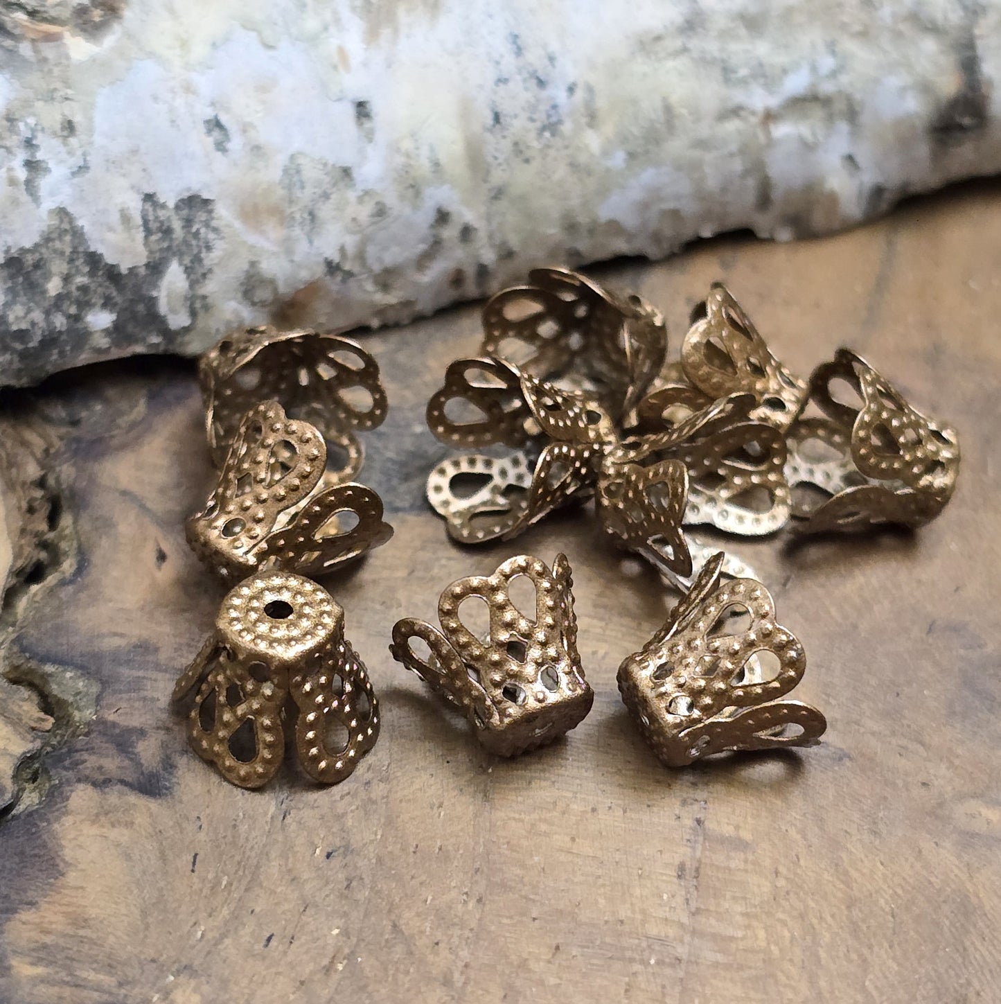 20 filigrane Perlenkappen - Körbchen antik kupfer - ca. 9 x 7 mm
Die Perlenkappen bieten zahlreiche kreative Anwendungsmöglichkeiten in der Schmuckherstellung.