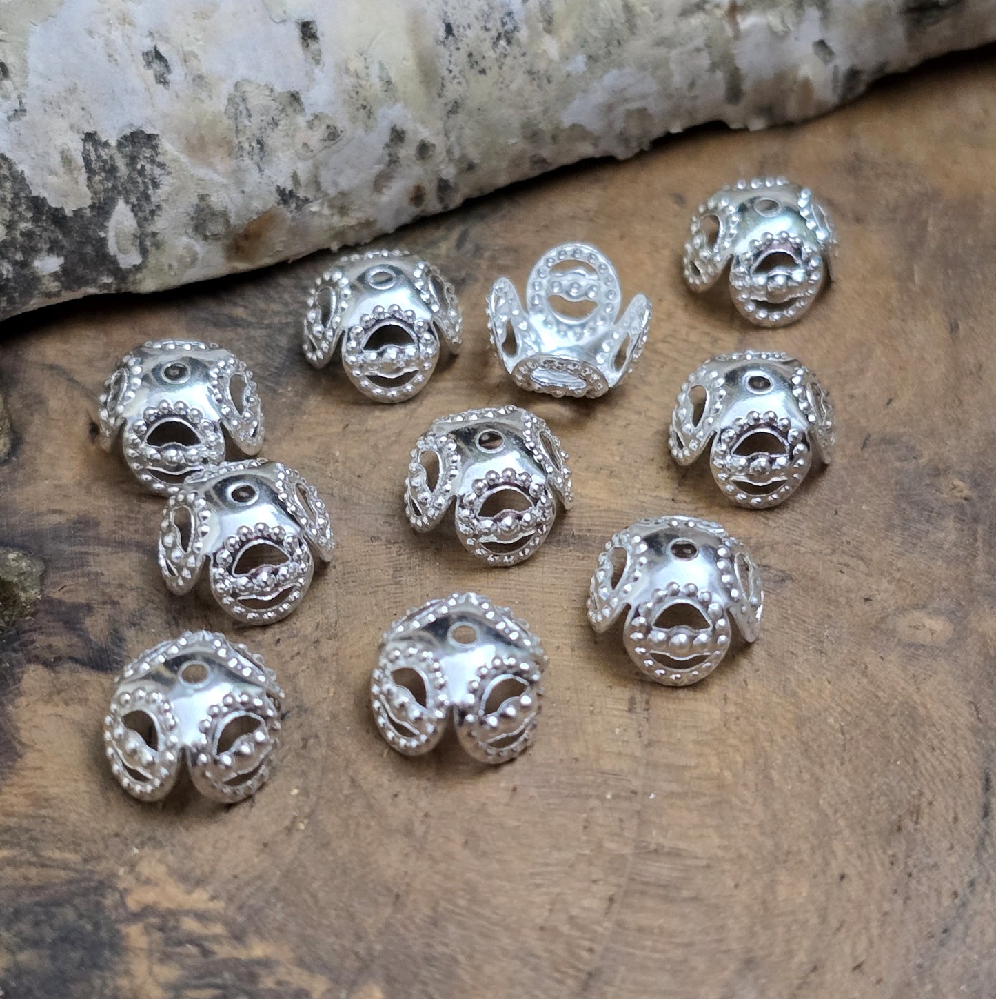 Das Bild zeigt filigrane Perlenkappen 8mm - versilbert
Diese filigranen Perlenkappe sind ideal zum Setzen von Akzenten in Perlenketten und Armbändern, sowie zum Schützen der Perlen. Sie sind leicht und biegsam.
Können für viele Zwecke eingesetzt werden, auch als Eckenschutz an Kisten oder Bilderrahmen, wenn man sie entsprechend aufbiegt.