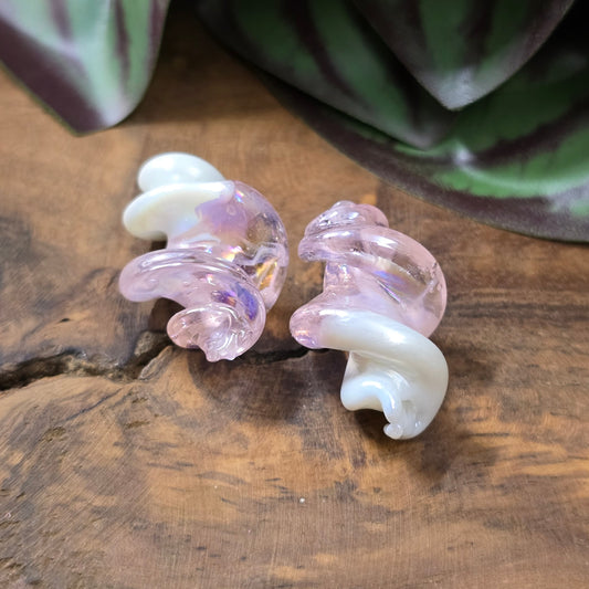 2 gedrehte Glasperlen 25x17mm mit Oberflächenveredelung. Stilvolles Material für Schmuckherstellung – ideal für Ketten, Armbänder oder Ohrringe.