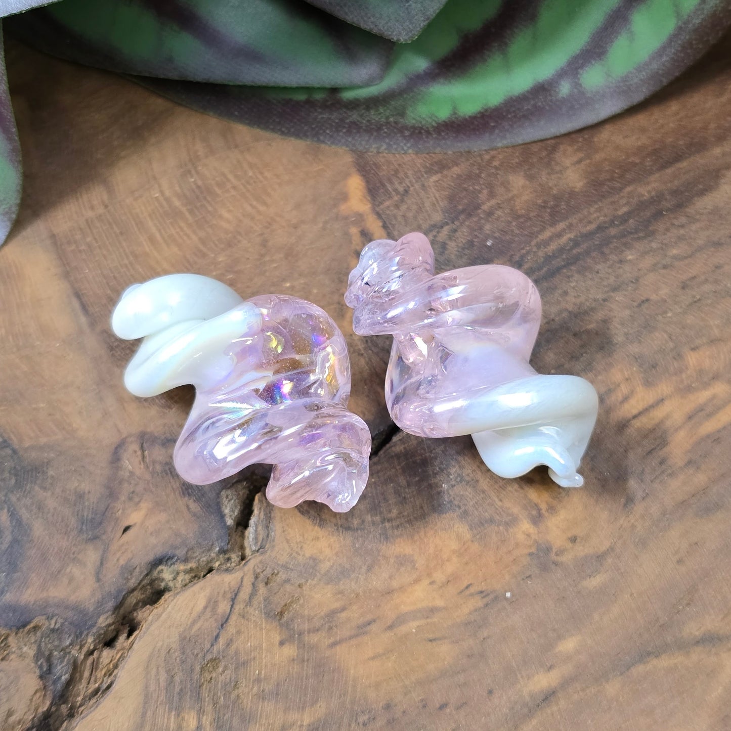 2 gedrehte Glasperlen 25x17mm mit Oberflächenveredelung. Stilvolles Material für Schmuckherstellung – ideal für Ketten, Armbänder oder Ohrringe.