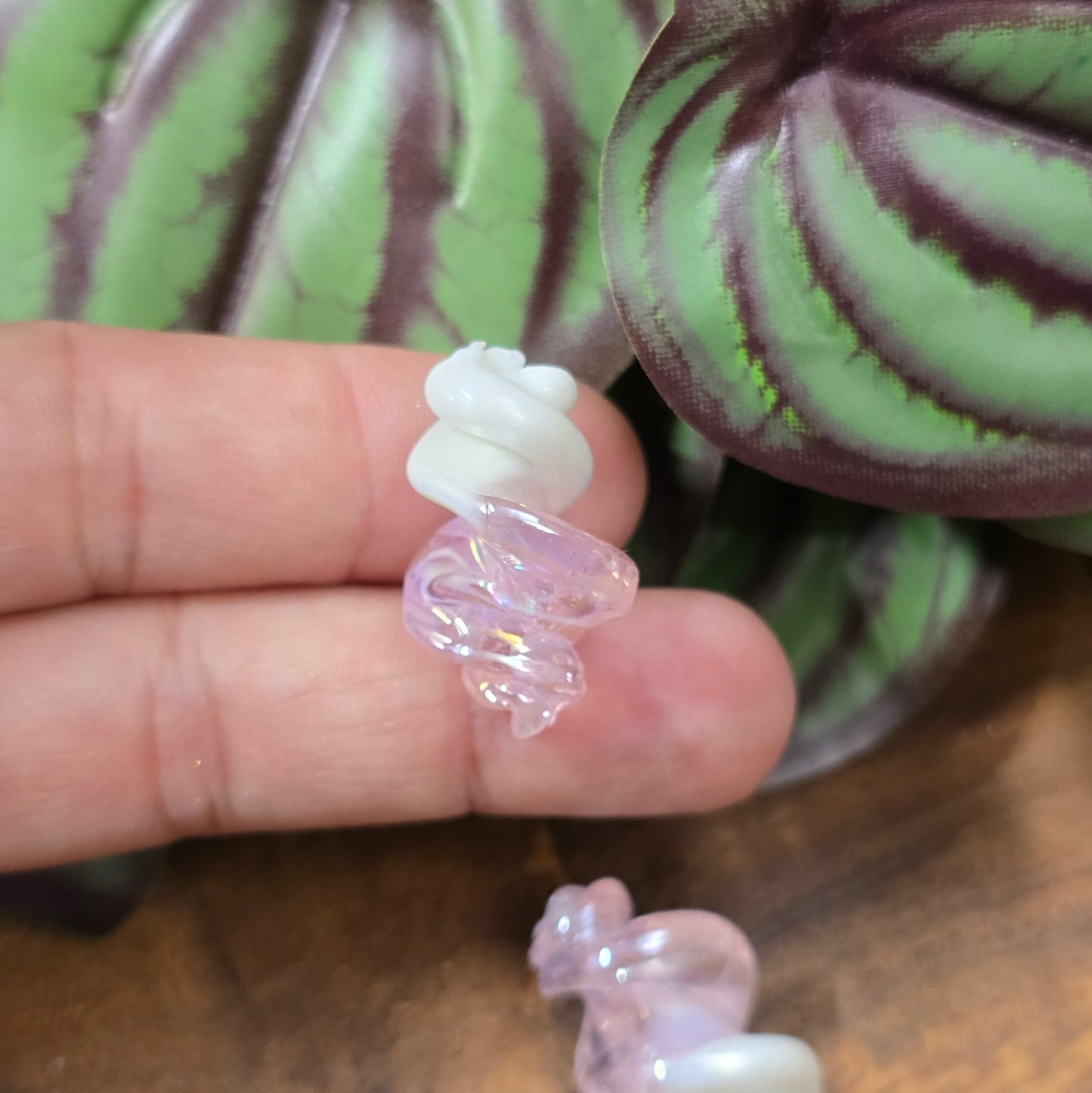 2 gedrehte Glasperlen 25x17mm mit Oberflächenveredelung. Stilvolles Material für Schmuckherstellung – ideal für Ketten, Armbänder oder Ohrringe.