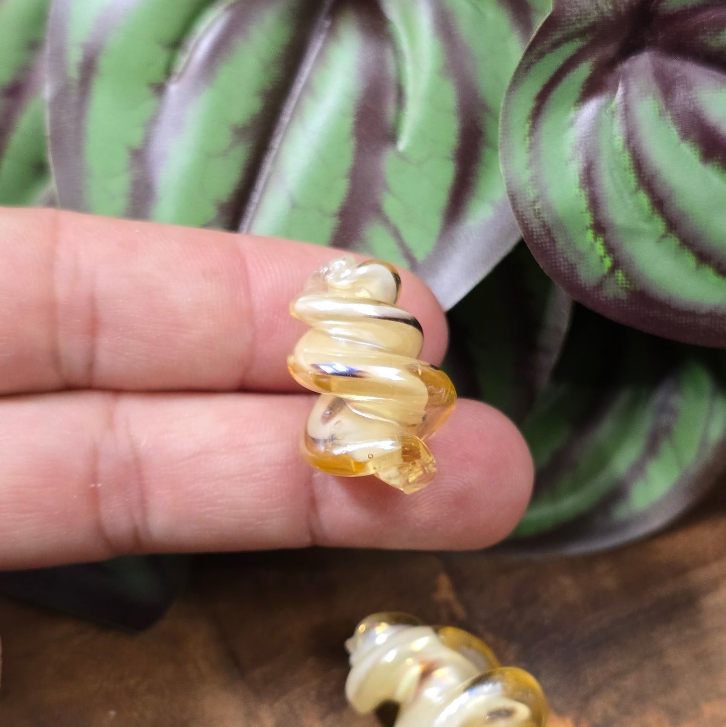 2 gedrehte Glasperlen 25x17mm mit Oberflächenveredelung. Stilvolles Material für Schmuckherstellung – ideal für Ketten, Armbänder oder Ohrringe.