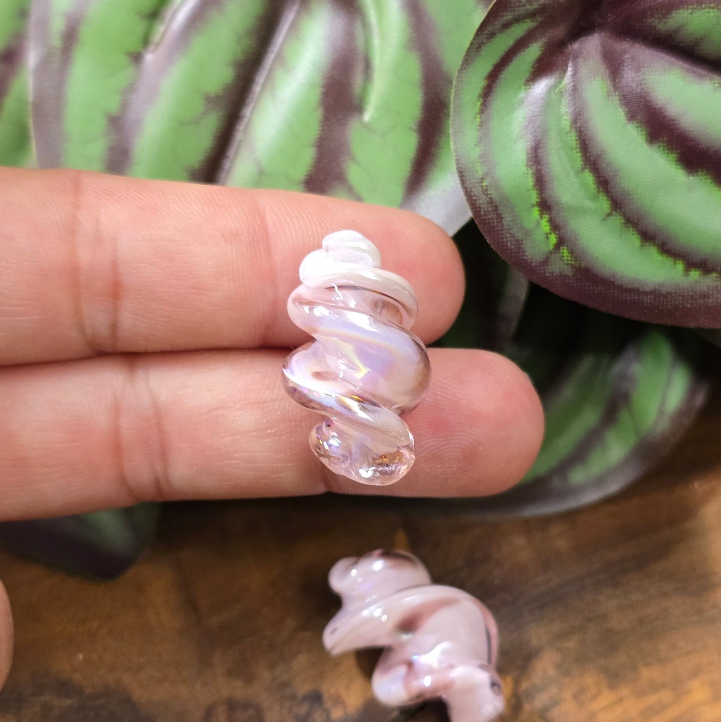 2 gedrehte Glasperlen 25x17mm mit Oberflächenveredelung. Stilvolles Material für Schmuckherstellung – ideal für Ketten, Armbänder oder Ohrringe.